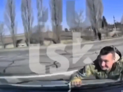 В Луцке смелый водитель прокатил людолова с ветерком на капоте своей машины