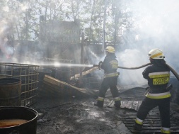 В Днепре на территории складов горели цистерны: пожар тушили 10 спасателей