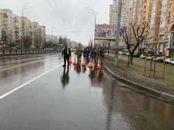 Киев. В Оболонском районе ТЦК типа ловила ДРГ, а на самом деле раздавала повестки