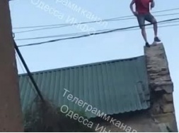 В Одессе насильно мобилизованный вылез на крышу ТЦК и начал швырять в карателей кирпичами