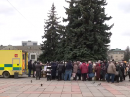 В центре Ровно произошла толкотня и давка из-за раздачи бесплатной еды