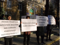 В Днепре активисты устроили шумовой митинг под прокуратурой: требуют наказать Мишалова