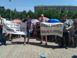 Під вікнами Філатова влаштували мітинг під парасольками