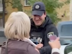 В Киеве полицай во время мобилизационного конфликта толкнул женщину, она ударилась головой об асфальт