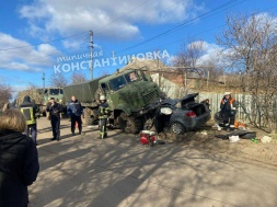 В Константиновке украинский большегруз раздавил мимоездом такси вместе с таксистом