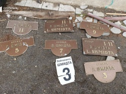 В Одессе украинские вандалы уничтожили мемориальные доски Пушкину и Бунину, а также – аншлаги на улице Шмидта