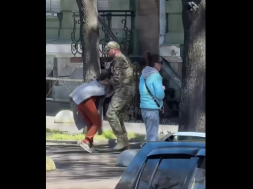 В Одессе женщины противостоят ТЦК, чтоб не допустить вывоза мобилизованных из военкомата