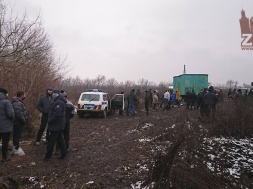 "Каолиновая война" под Запорожьем: на место стройки завезли технику, активисты собирают подкрепление