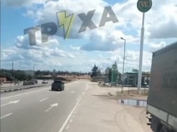 В Запорожье со стороны Днепра ТЦКашники заблокировали фуру и держат уже пятые сутки – хотят бусифицировать водителя