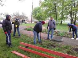 Полтавські соціал-демократи відновили парк коло могили Невідомому Солдату