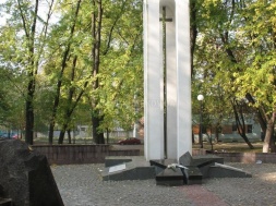 В Харькове нацисты уничтожают памятник советским воинам-интернационалистам
