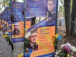 В Кривом Роге неизвестные порезали портреты ВСУшников на Аллее памяти