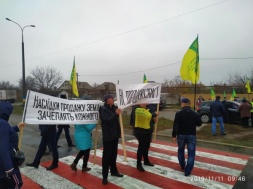 Общенациональная акция: в Подгородном фермеры перекрыли трассу