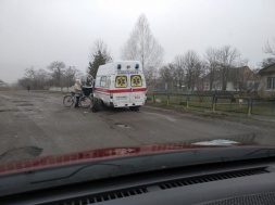 На Дніпропетровщині через ями на дорогах "швидка" не доїхала до пацієнта