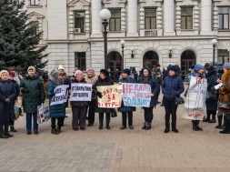 «Заболел — застрелись»: в Днепре врачи вышли на протест под облсовет