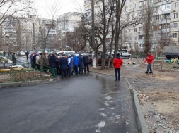 «Лягу на асфальт и не дам проехать»: в Днепре пенсионеры перекрыли подъезд к дому