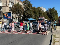 В Днепре люди перекрыли улицу Рабочую из-за отсутствия в домах воды и света