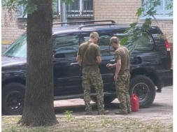 ТЦКашники втихаря сливают себе бензин из припаркованных во дворах Днепра машин