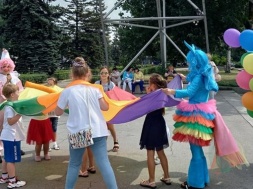 Святкова форма протесту: в Запоріжжі батьки влаштували свято, щоб висловити незгоду з реформою шкіл