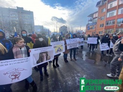 Онлайн: як містяни мітингують під судом по справі кременчуцької наркомафії