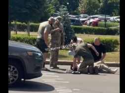 В Киеве на Оболони ТЦКашники сбили пожилую женщину на переходе
