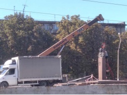 В Каменском снимают бюст Брежнева