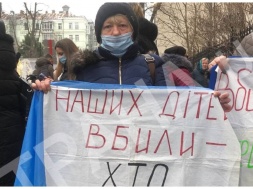 "Наших детей убили": под Офисом президента митингуют родители погибших срочников