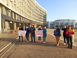 Під сумською мерією мітингує молодь