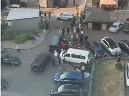 В Луцке местные жители встали на защиту бусифицированного – порезали в ТЦКашном бусе шины и побили окна