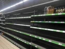 В магазинах Украины наблюдается ажиотаж и ряды пустых полок