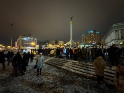 В Киеве на майдан Незалежности после отставки Залужного стянулось несколько десятков людей. Быть ли третьему майдану?