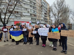 Власти Днепра клянчат ПВО при помощи проплаченной акции юнцов