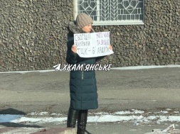 В Каменском женщина вышла под здание ТЦК с одиночным пикетом в знак протеста против бусификации мужа