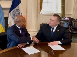 Борис Филатов и мэр Нью-Йорка Эрик Адамс подписали договор о сотрудничестве между Днепром и Нью-Йорком