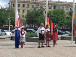 Перед міськрадою Дніпра підняли прапори нацменшин