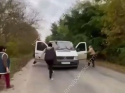 В Хмельницкой области женщины с палками пытались отбить у ТЦКашников их добычу