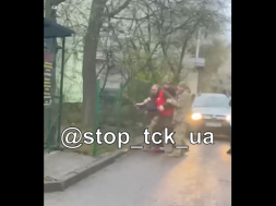 Во Львове женщины спасли парня от бусификации