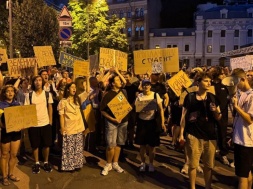 В Киеве на картонном митинге раздался возглас «Нет войне!», и тут же нашлась сторонница войны с угрозами
