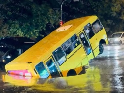 В Одессе под землю провалилась маршрутка и легковушка, а потоки горячей воды смыли людей