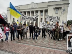 Пикет под Верховной Радой: шахтёры из Кривого Рога прибыли в столицу отстаивать свои права