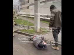 В Харькове ТЦКашники тянули мужчину по асфальту в свой бус, а когда происходящее начали снимать, бросили его на дороге