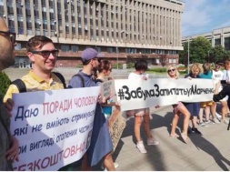 Під стінами ОДА зібралися запоріжці проти Владислава Марченка