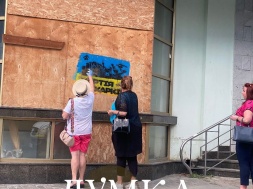 В Харькове смелые женщины, не таясь, закрашивали нацистское граффити