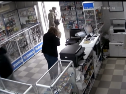 В Кривом Роге продавщица и покупатель встали на защиту парня от людоловов и получили струю перцовки в лицо