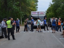 На Днепропетровщине люди перекроют важную трассу: что случилось