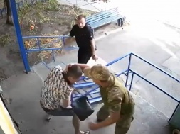 В Запорожье военкоматчики нанимают на работу эскортниц для завлечения мужчин призывного возраста