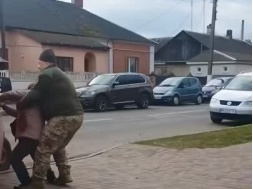 В Ровенской области женщина пыталась отбить у ТЦКашников сына, но силы были не равны