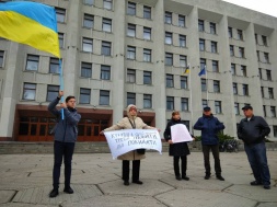 "Ні капітуляції": У Полтаві біля облдержадміністрації знову протестують