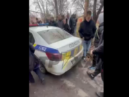 В Полтаве школьники заблокировали машину полицаев и помогли сбежать одному из бусифицированных