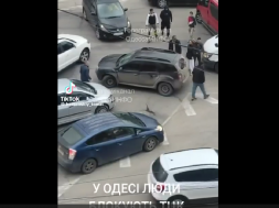 В Одессе водители, не сговариваясь, блокируют на дорогах бусы людоловов